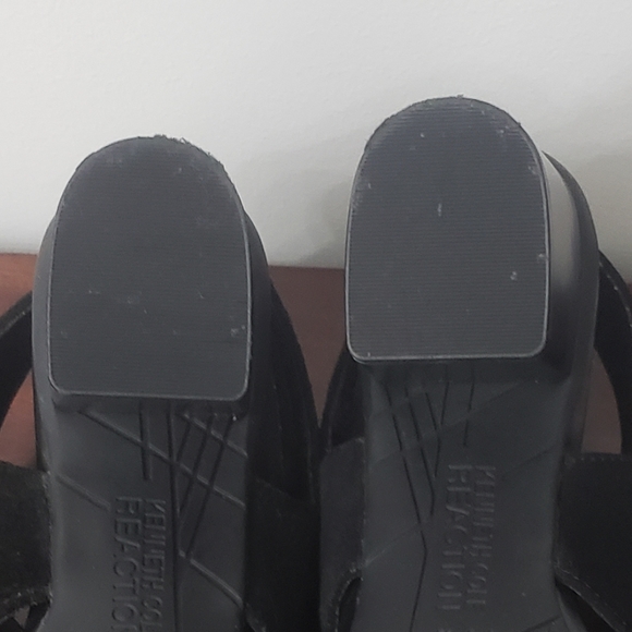 Kenneth Cole Reaction Black Suede "7 Fridah People" Peep Toe Stacked Block Heels - Picture 10 of 10